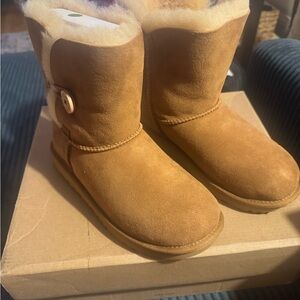 UGG Kids Bailey Button II Boot Size 3 New in Box
